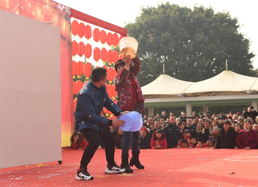 广元市老城小西街嘉陵广场,看看广场有多热闹