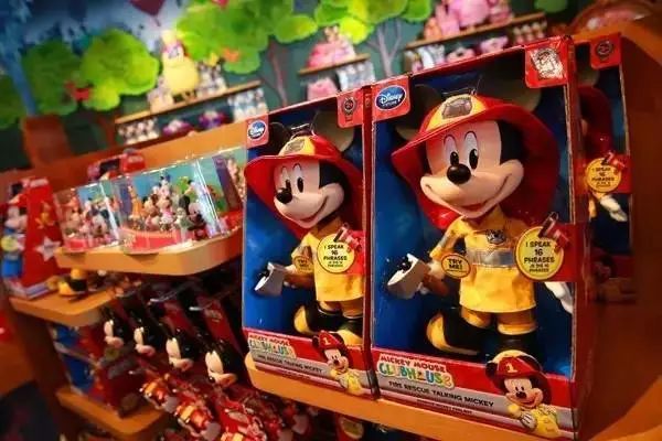从IP到IP衍生品,主题乐园征服我们的那些“玩具”