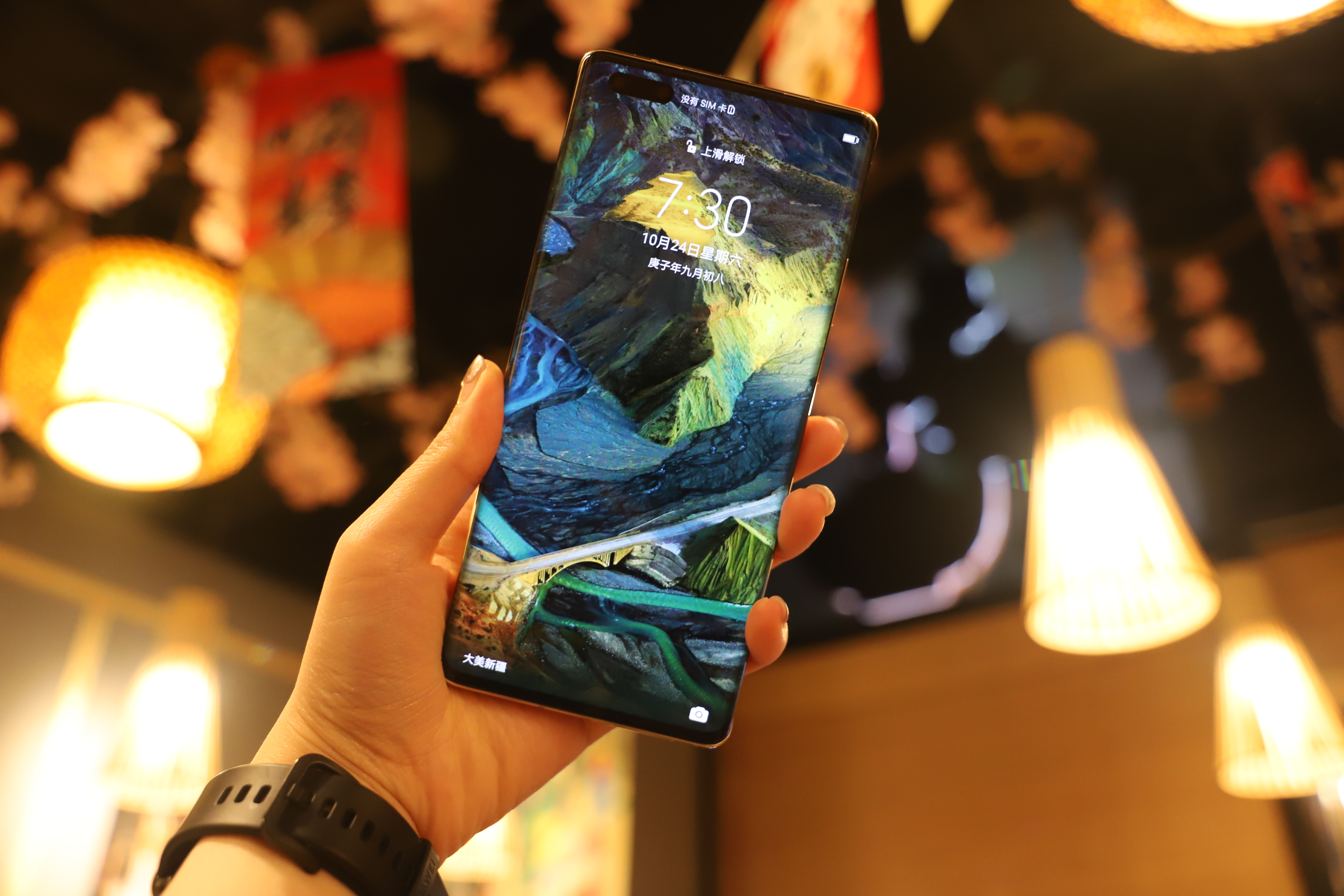 一起感受下华为mate40pro的压迫感,华为mate40pro秋日胡杨为什么贵