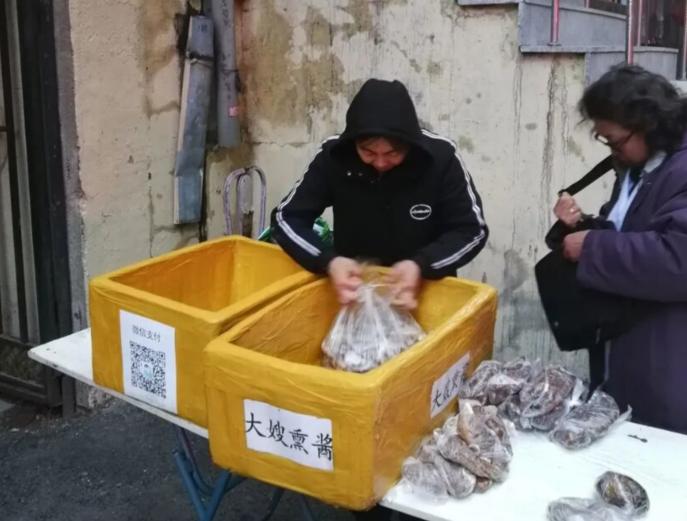 哈尔滨小媳妇卖熏酱肉20多年,200斤3小时卖光,节假日休息