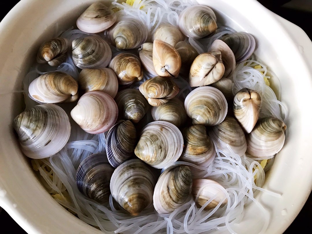 花甲粉丝味很重,在家做的花甲粉丝就是鲜美