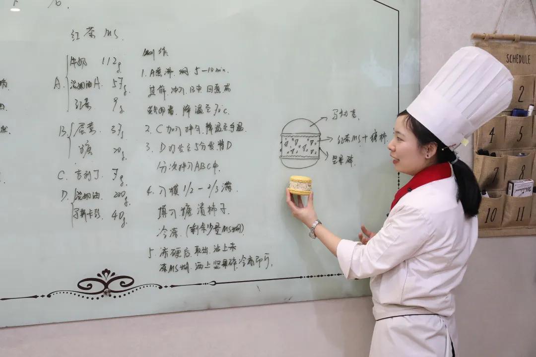 新手小白学做西点要去培训机构吗,想学西点该去什么店里学