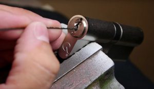 钥匙打不开门锁怎么办小妙招,开门钥匙卡住了拔不出来怎么弄