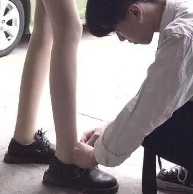 男朋友嫌给你系鞋带丢人,男票弯腰给女孩系鞋带