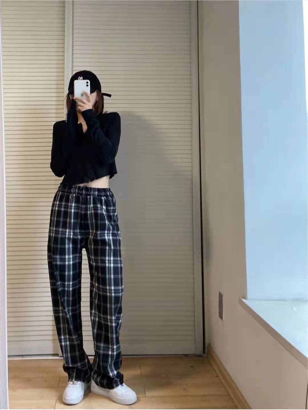 黑色上衣配什么颜色的裤子,黑色上衣配什么颜色的裤子更合适