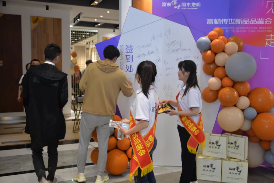 这里聚集了众多好色之徒，他们皆为美色而来