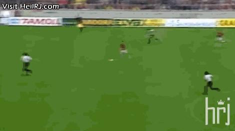 支点中锋踢前腰,足球支点中锋的位置和打法