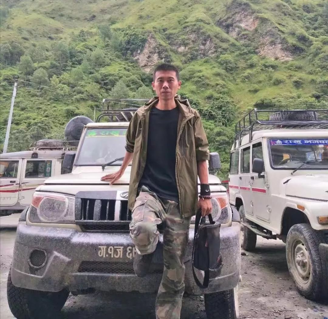 80后山东人闯荡金三角,不惧枪口顶额头,在牛棚直播卖光凤梨