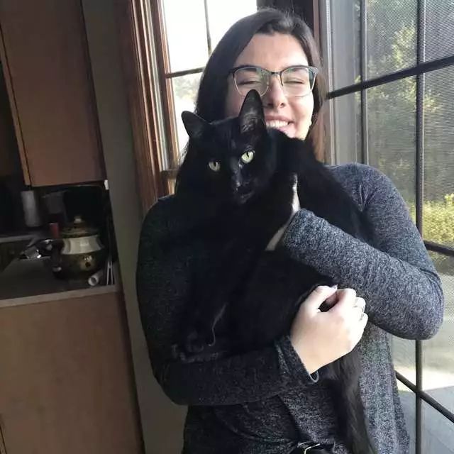 黑猫最后牺牲了吗,黑猫死后狗子伤心