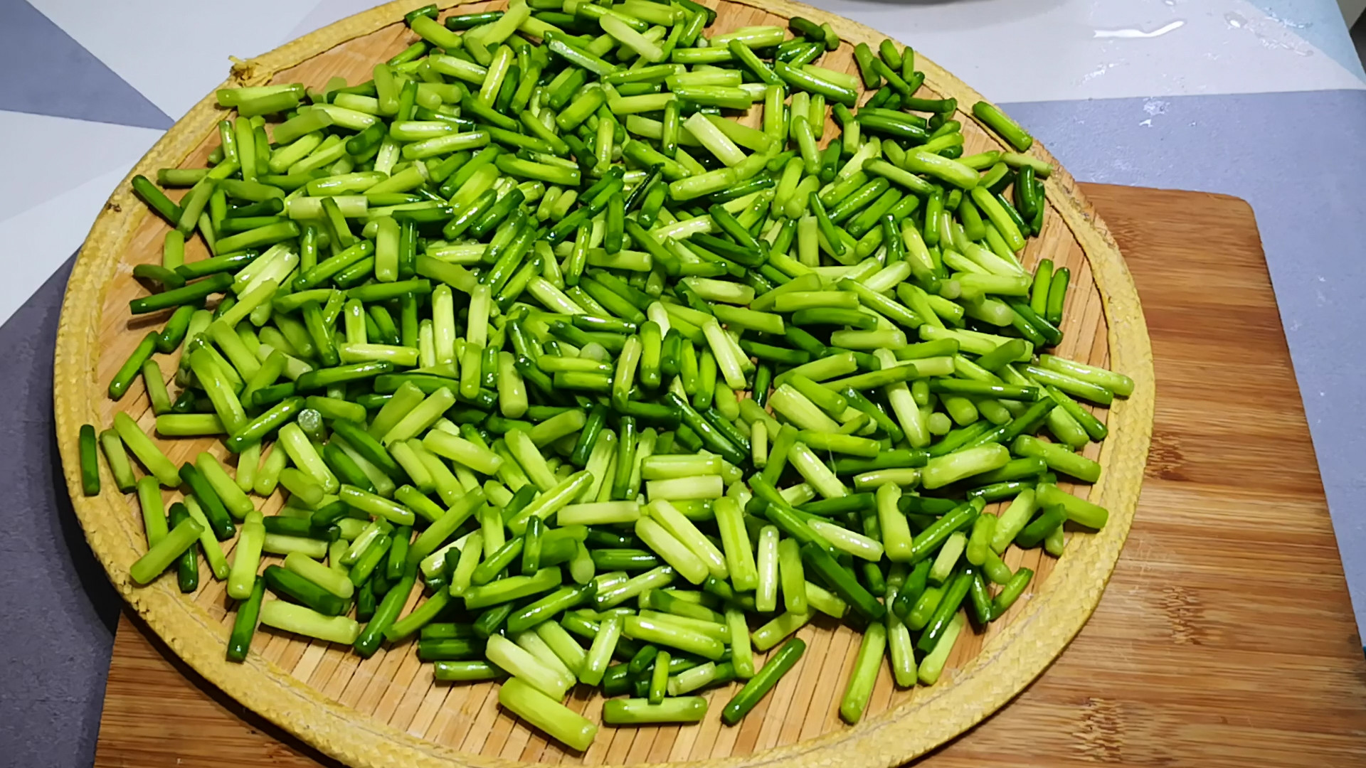 腌蒜苔只放盐的最简单又好吃做法,腌蒜苔只放盐做法