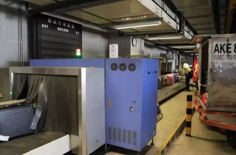 机场行李被海关监管,上飞机行李箱必须要有海关锁吗