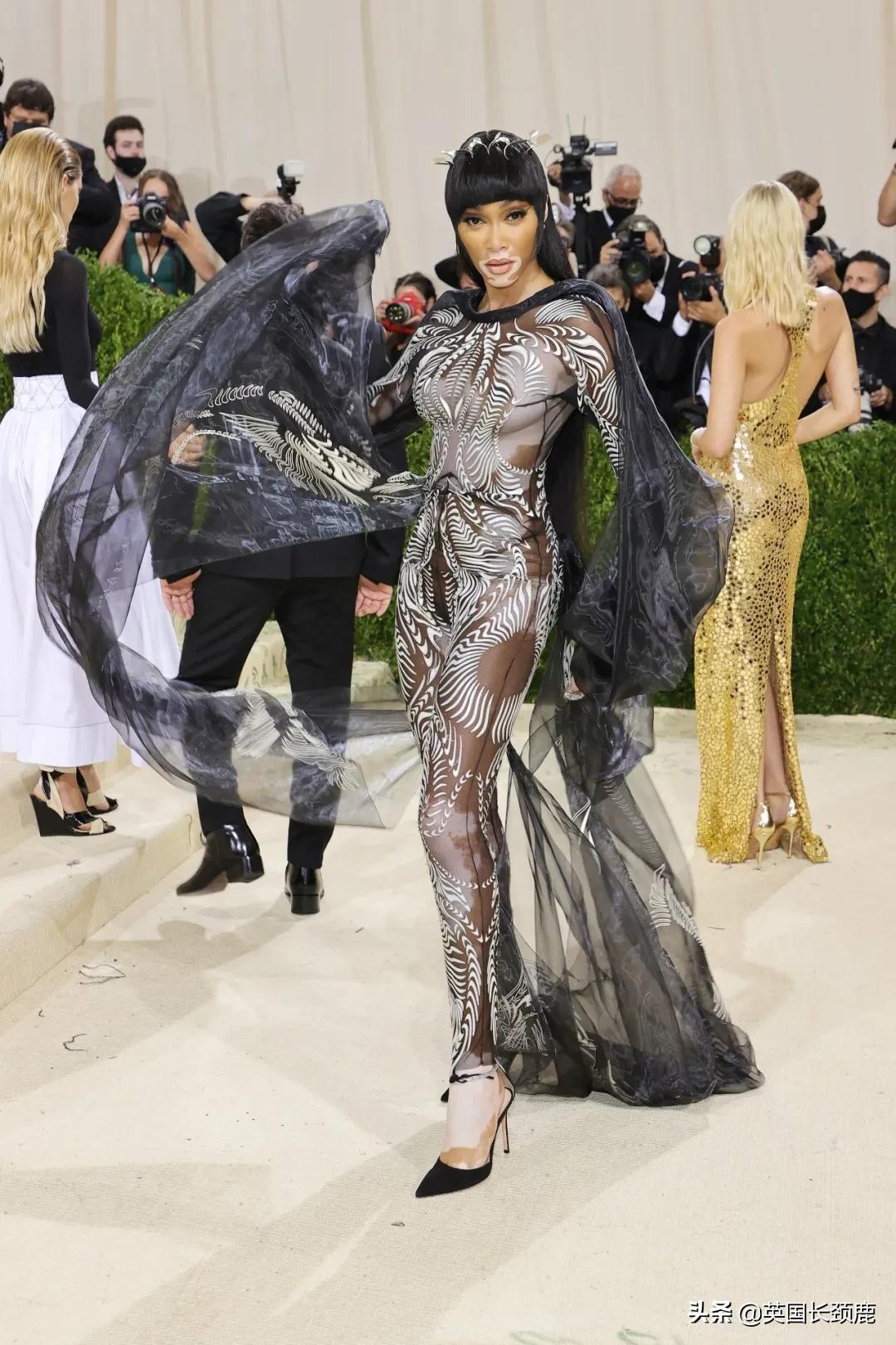 卡戴珊化身摄魂怪、碧梨赛白雪公主...今年METGALA妖魔鬼怪再出洞