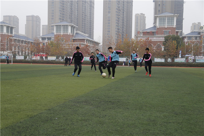 闃滈槼闈掑皯骞磋冻鐞冭仈璧涘崄涔濅腑,缁胯尩杩芥ⅵ鏍″洯瓒崇悆鑱旇禌