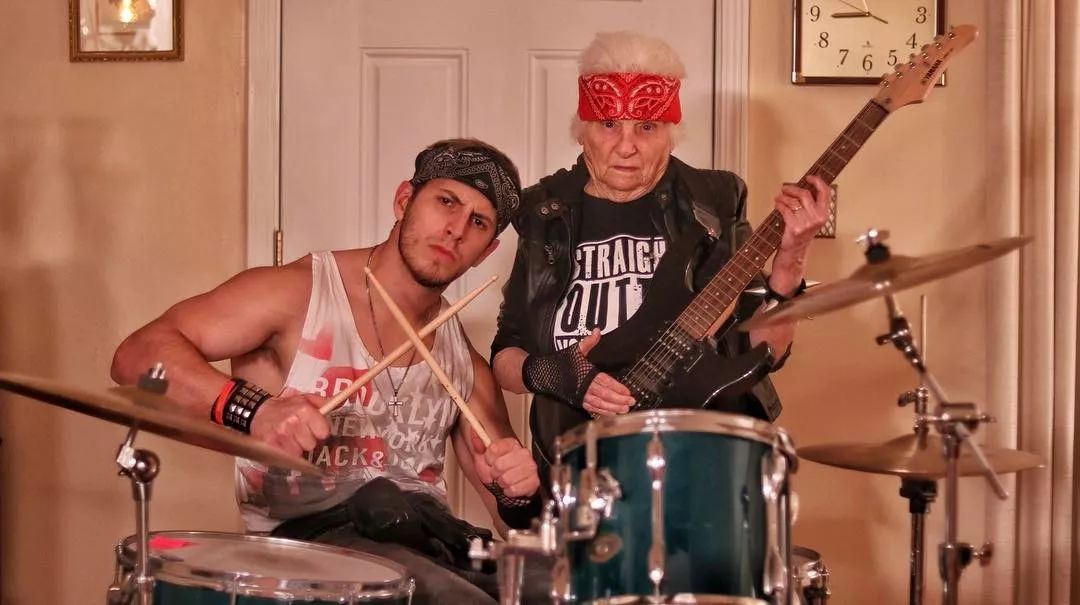 93岁奶奶恶搞27岁孙子，一夜爆红！1300万网友围观：奶奶太坑了