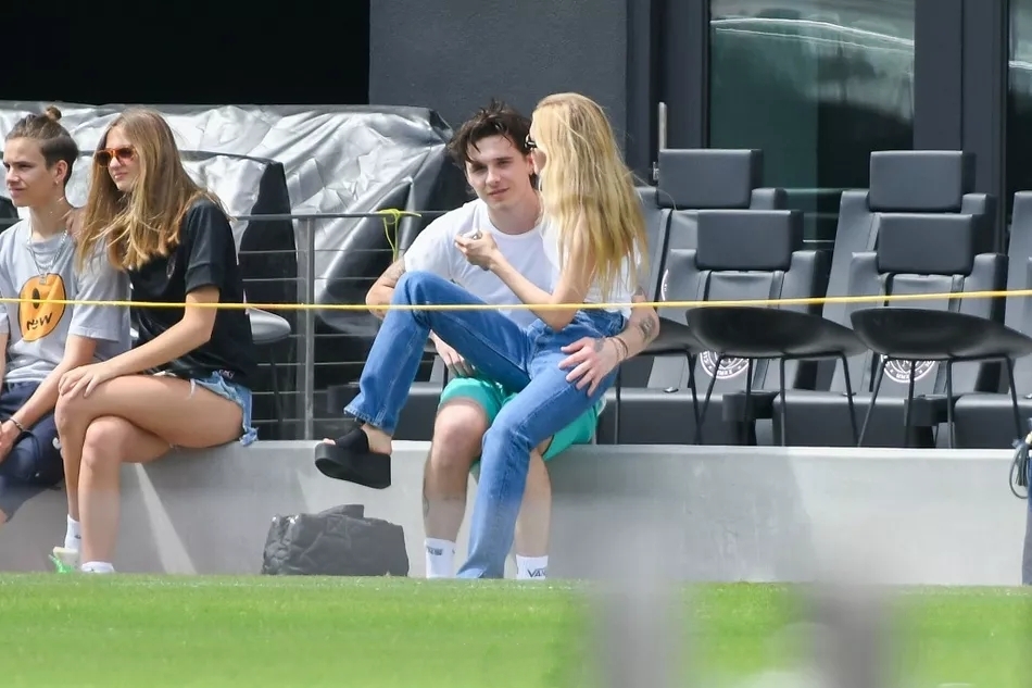 小贝夫妇秀恩爱,小贝夫妻宠爱大儿子