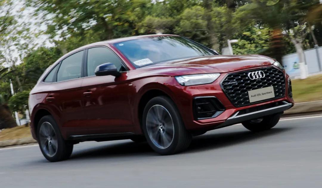 奥迪q5轿跑和奔驰glc,奥迪q5轿跑2022落地