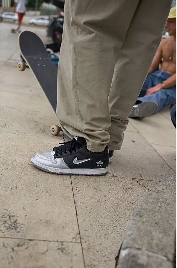 yeezy鞋子买大一点,yeezy最新发布篮球鞋