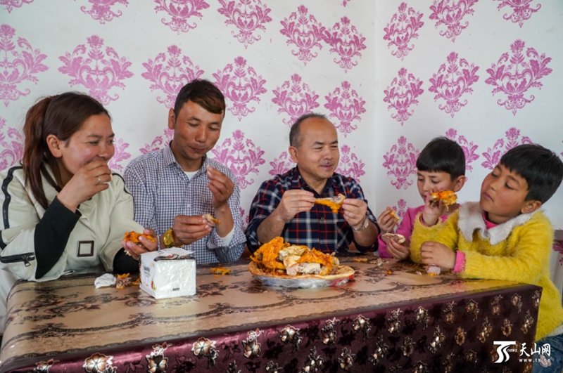 看皮山县阿巴拜科日·托合提如何成为“烤鸡一哥”