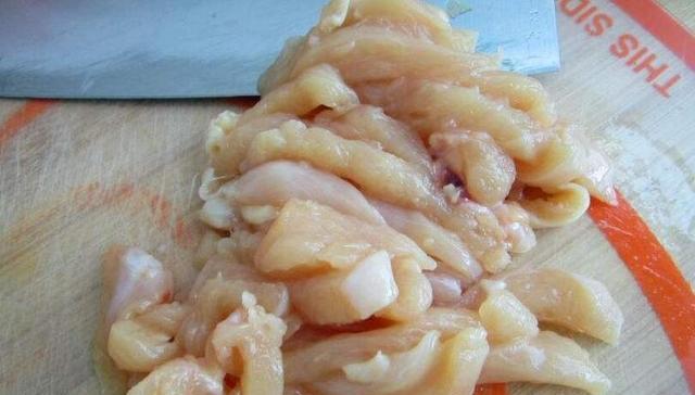 香菇炒鸡肉怎么做好吃又简单视频,炒鸡肉千万别焯水