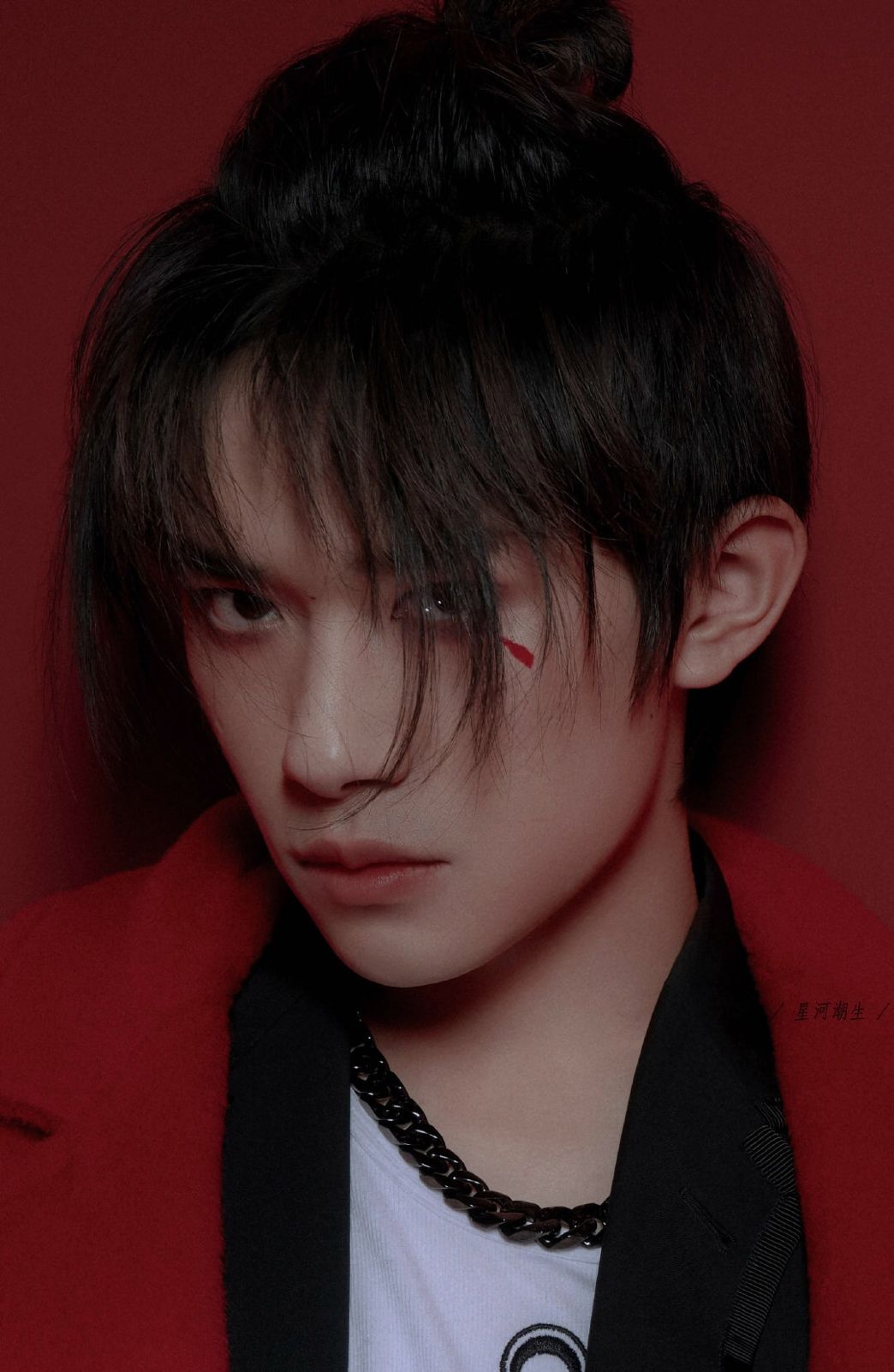 不是自己的脸就随便化！易烊千玺给自己化妆很细致，给胖虎就不同