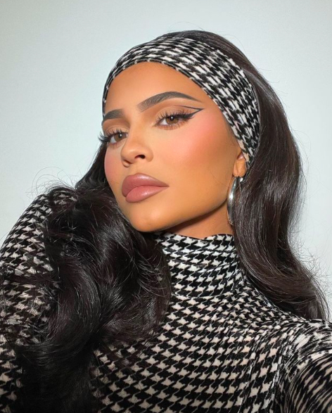 百亿富婆金小妹亚洲蹲迷人！裹黑白闪电连体裤霸气，前凸后翘绝辣