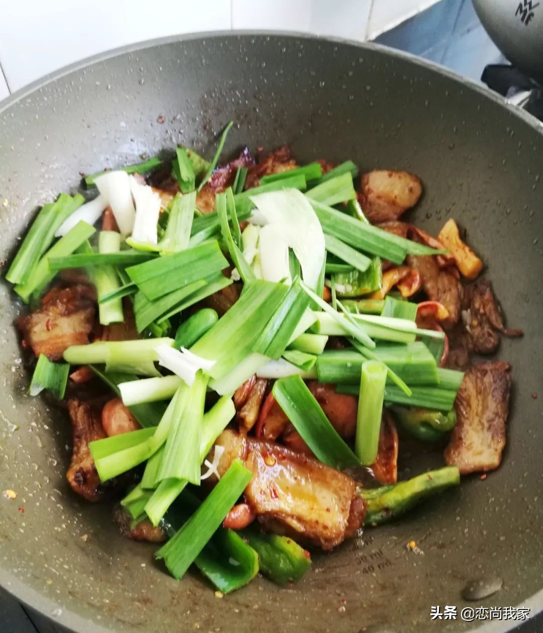 这个农家小炒菜,用萝卜干和猪肉一起炒,下饭就是香,肉贵也要吃