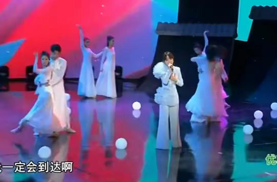 央视端午晚会张瀚徐璐牵手，吉娜内衣外露勒出肉，唱歌却睁不开眼