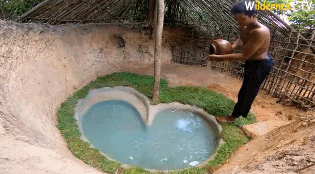 小哥哥徒手建房子,小伙为流浪狗打造温馨的城堡