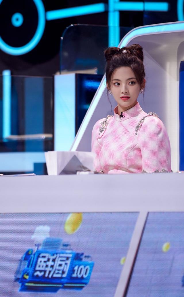 杨超越机场旗袍裙照片,杨超越综艺制服照片