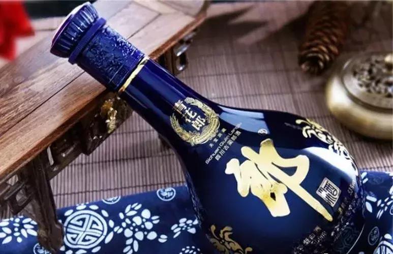 茅台和五粮液价格如何拉开的,如何看待茅台降价和五粮液提价