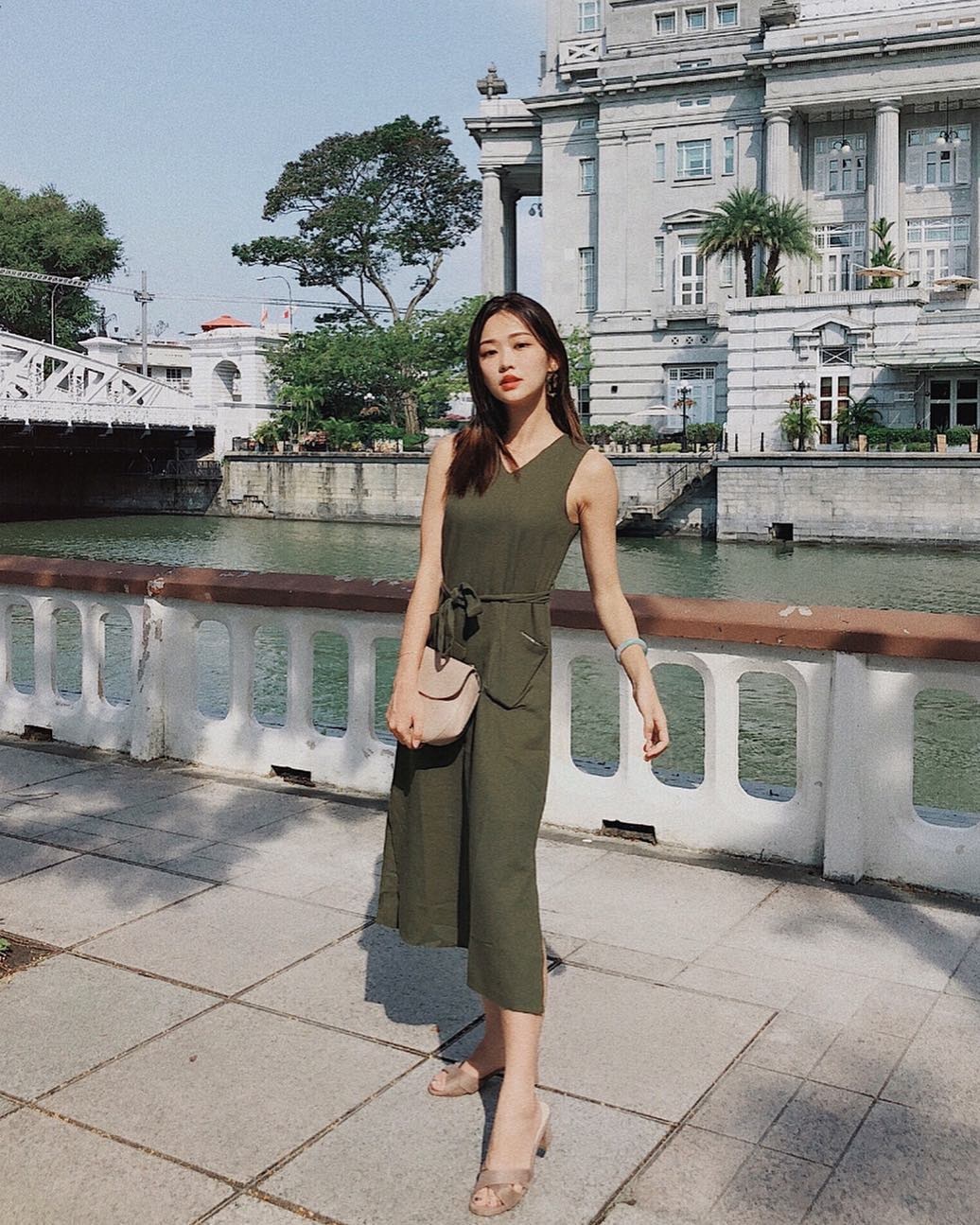 绿色连衣裙搭配什么颜色好看,绿色连衣裙搭配什么颜色上衣