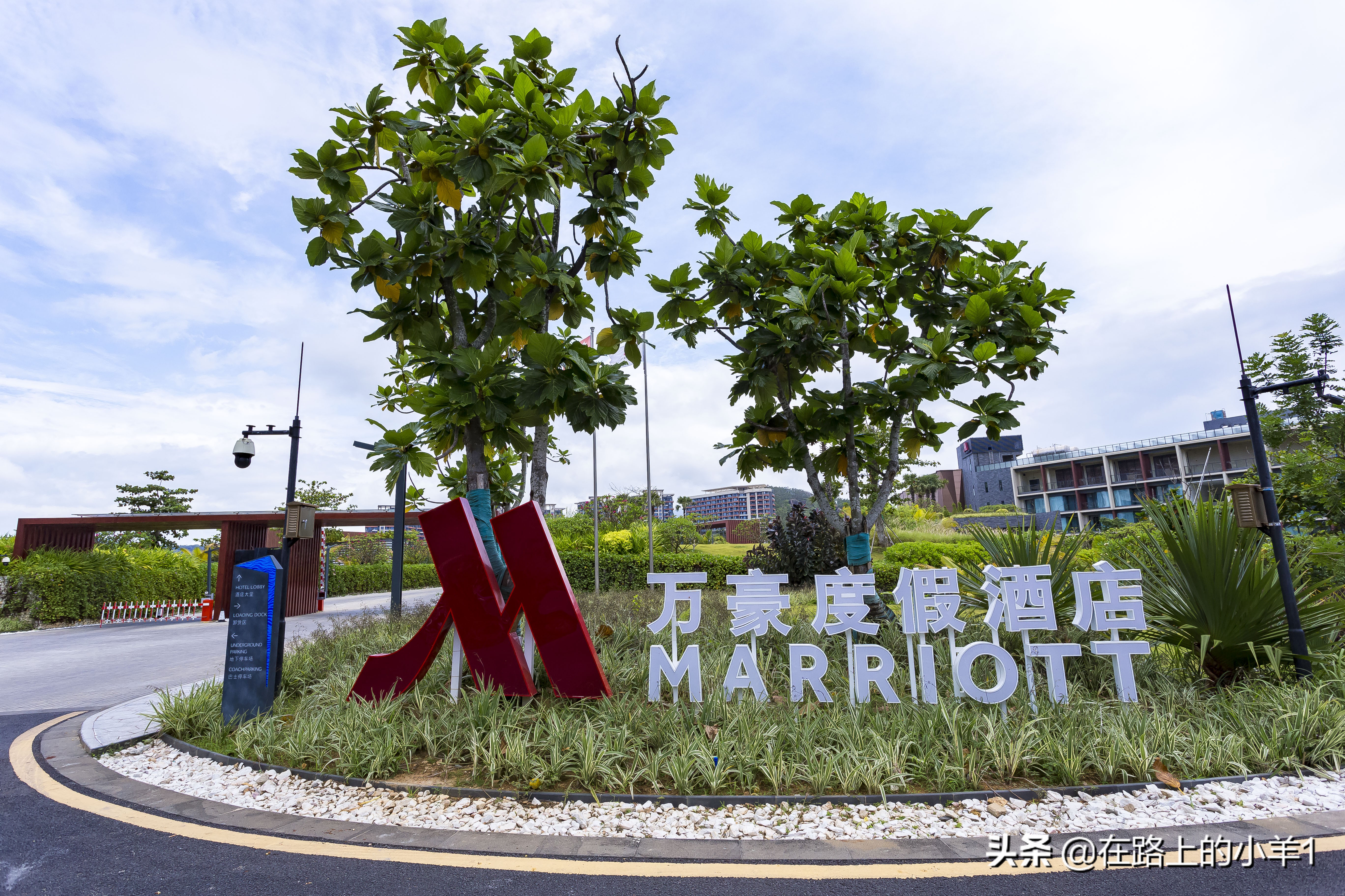 此地距离三亚仅23分钟车程,游客稀少环境清幽,真正的度假胜地