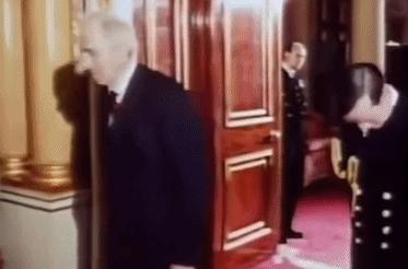 英女王下令封杀50年!王室私生活*片禁**遭泄露,百万人在线吃瓜