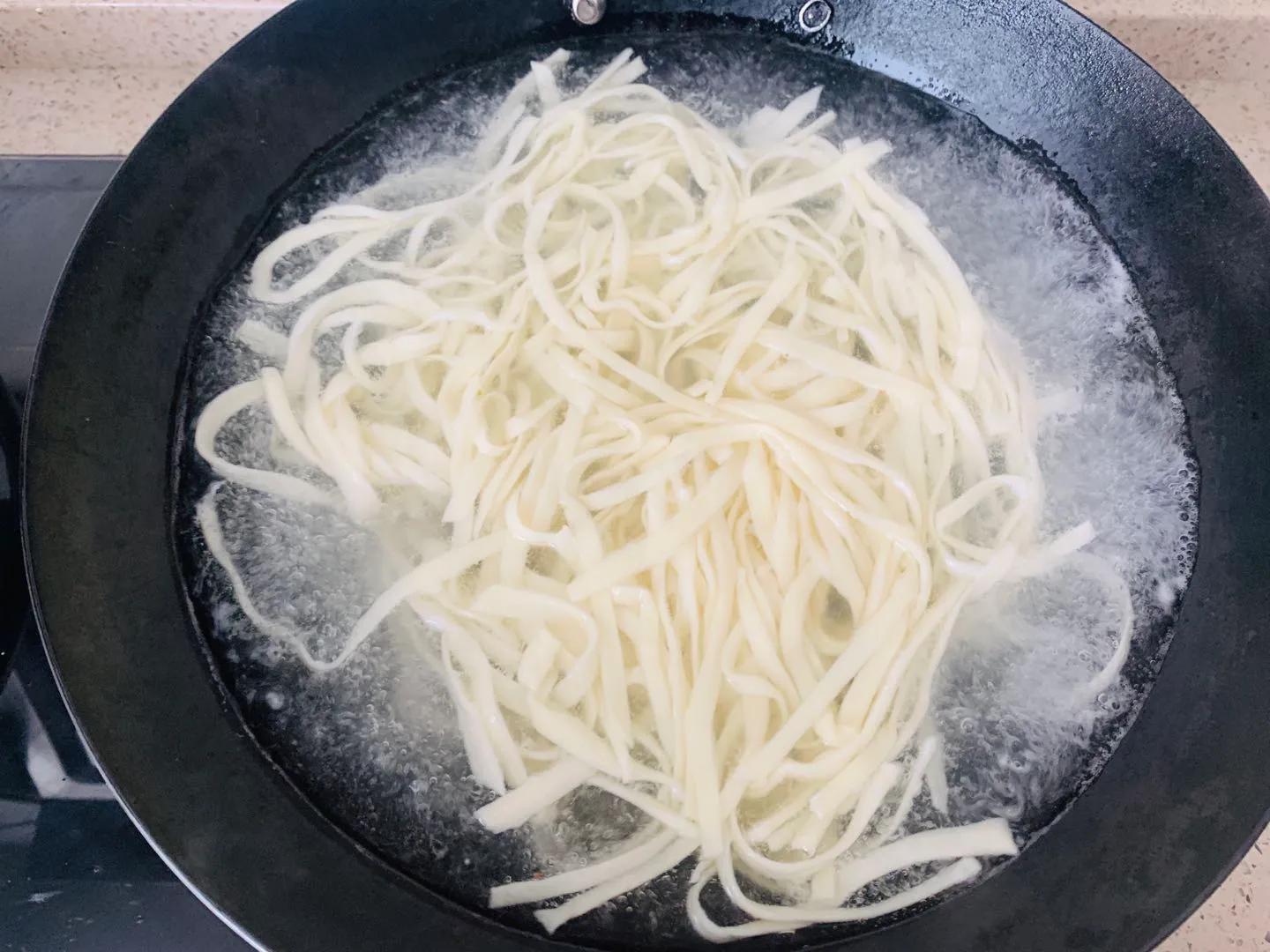 做手擀面面条怎么和面比较好吃,做手擀面条怎么和面