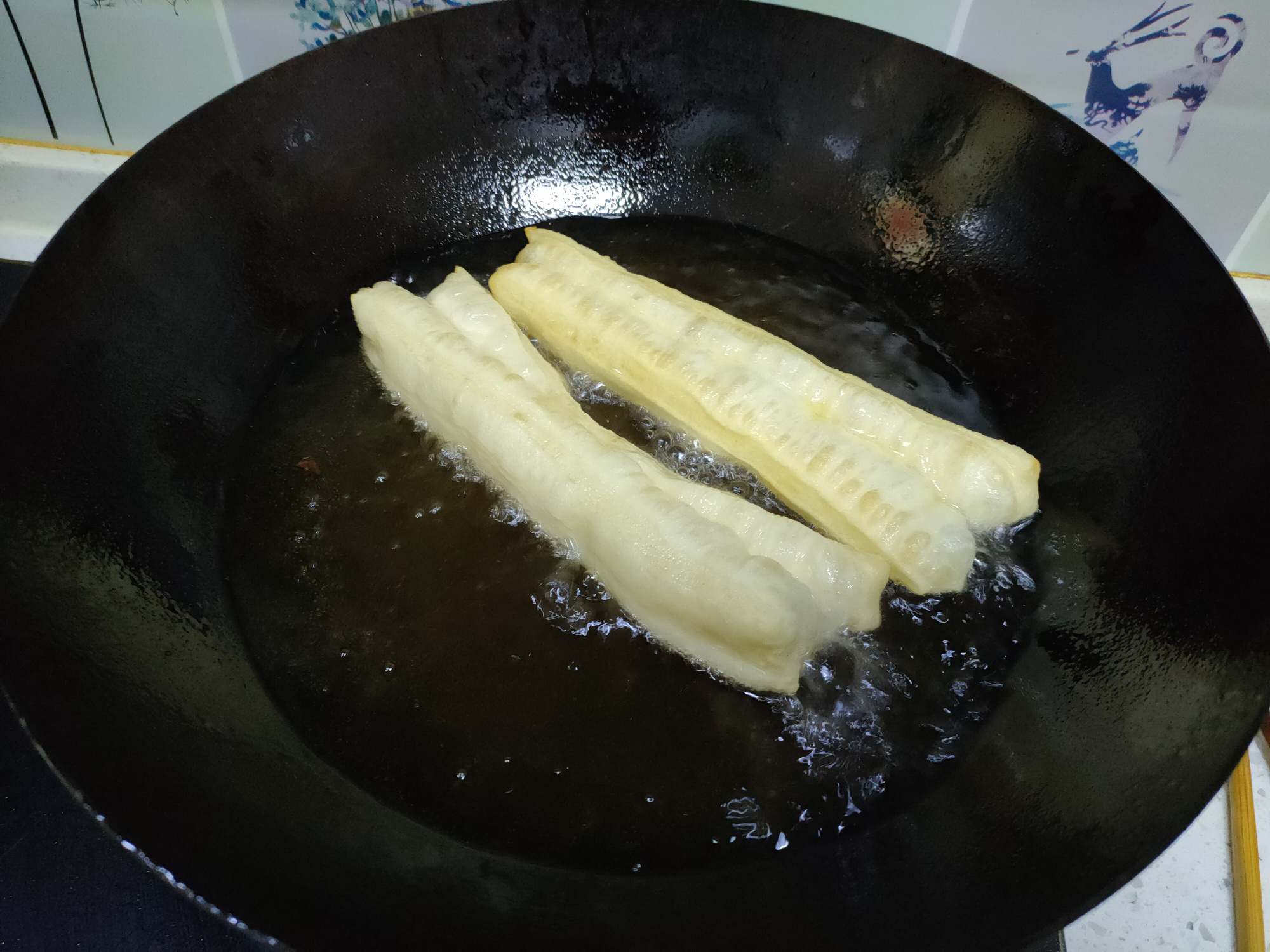 炸油条放了油条蓬松粉还放酵母吗,炸油条发硬不蓬松怎么快速解决