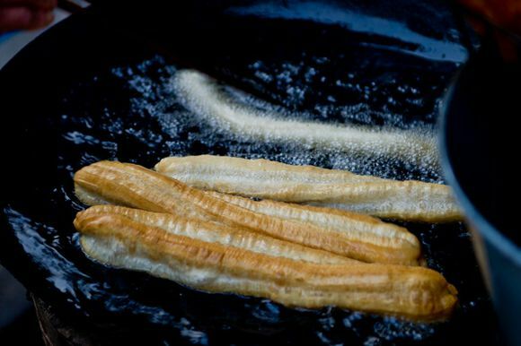 面点大师炸油条视频教程,把油条炸得又酥又脆的方法