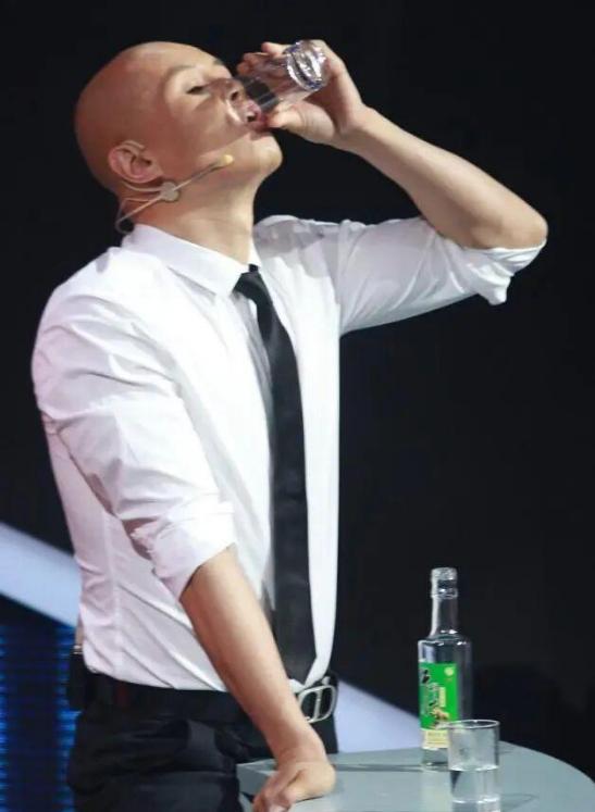 46岁的乐嘉，混成这样该怪谁呢？成于富豪妻子败于自己