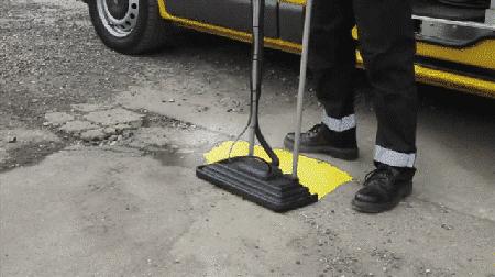 英国发明的道路修补液，绝对是修路神器