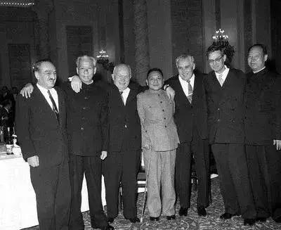 今天他115岁了，*小平邓**人生的40个瞬间