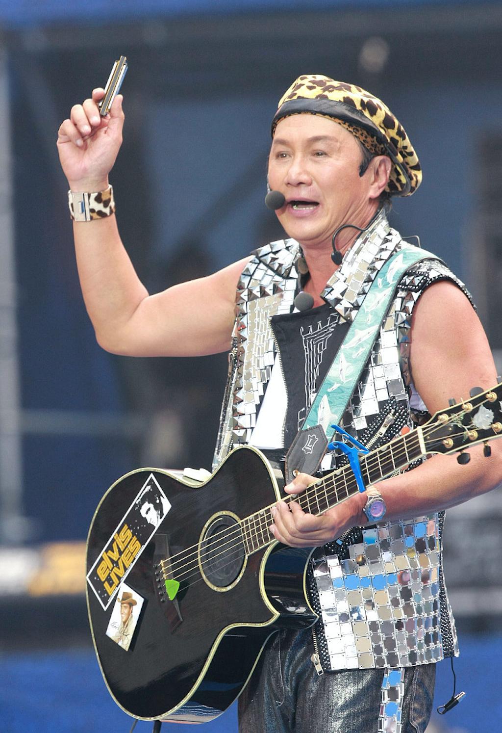 71岁歌神许冠杰捐25万救济21位失业技工，彼此合作30年患难见真情