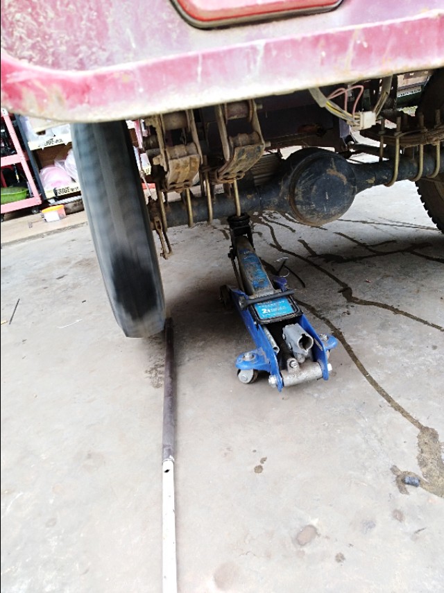 电动三轮车打开钥匙轮子转不动,三轮电动车拧转把不动提示已刹车