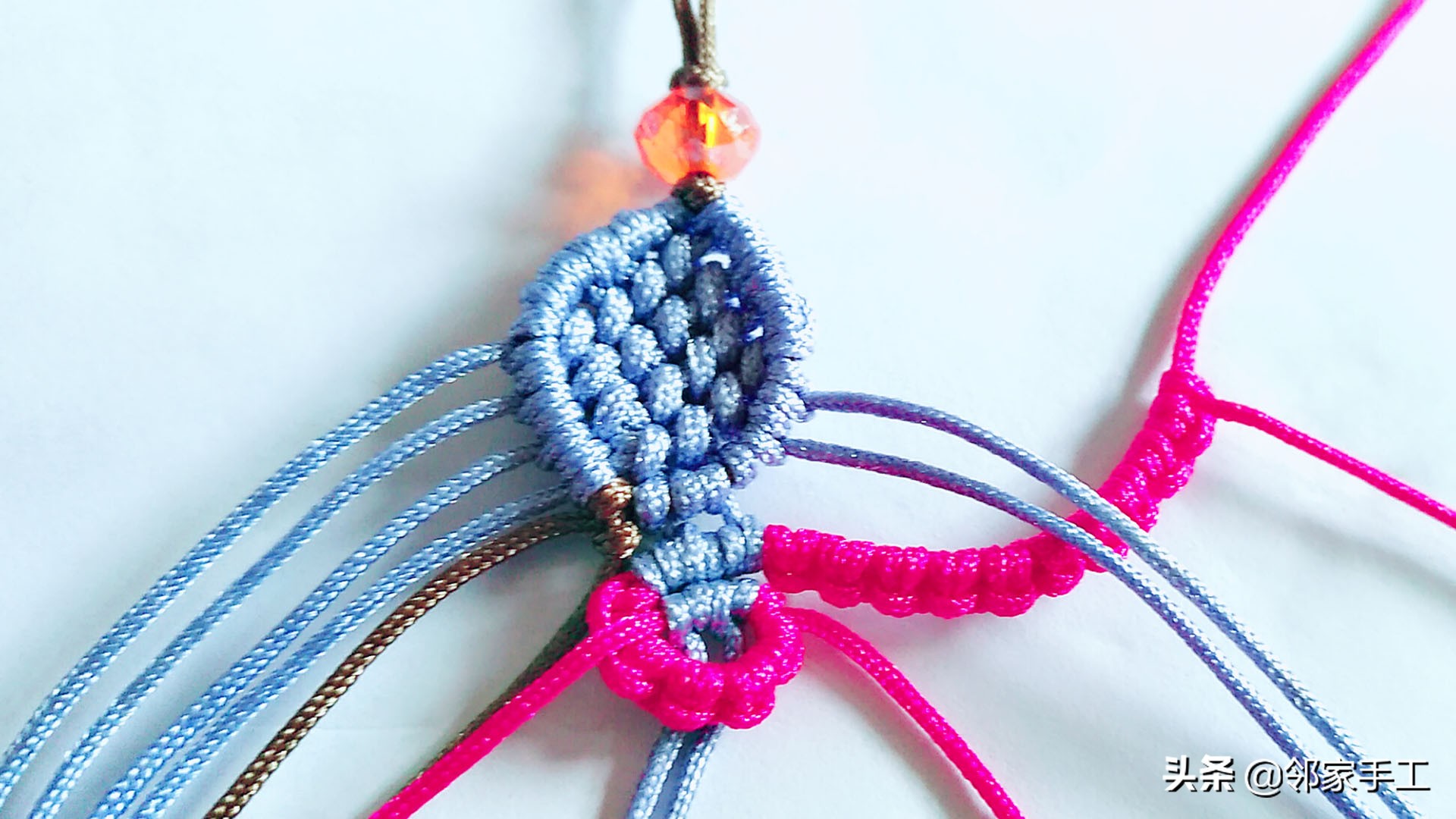 编蝴蝶手机挂件教程,带扣子的手机挂件编法