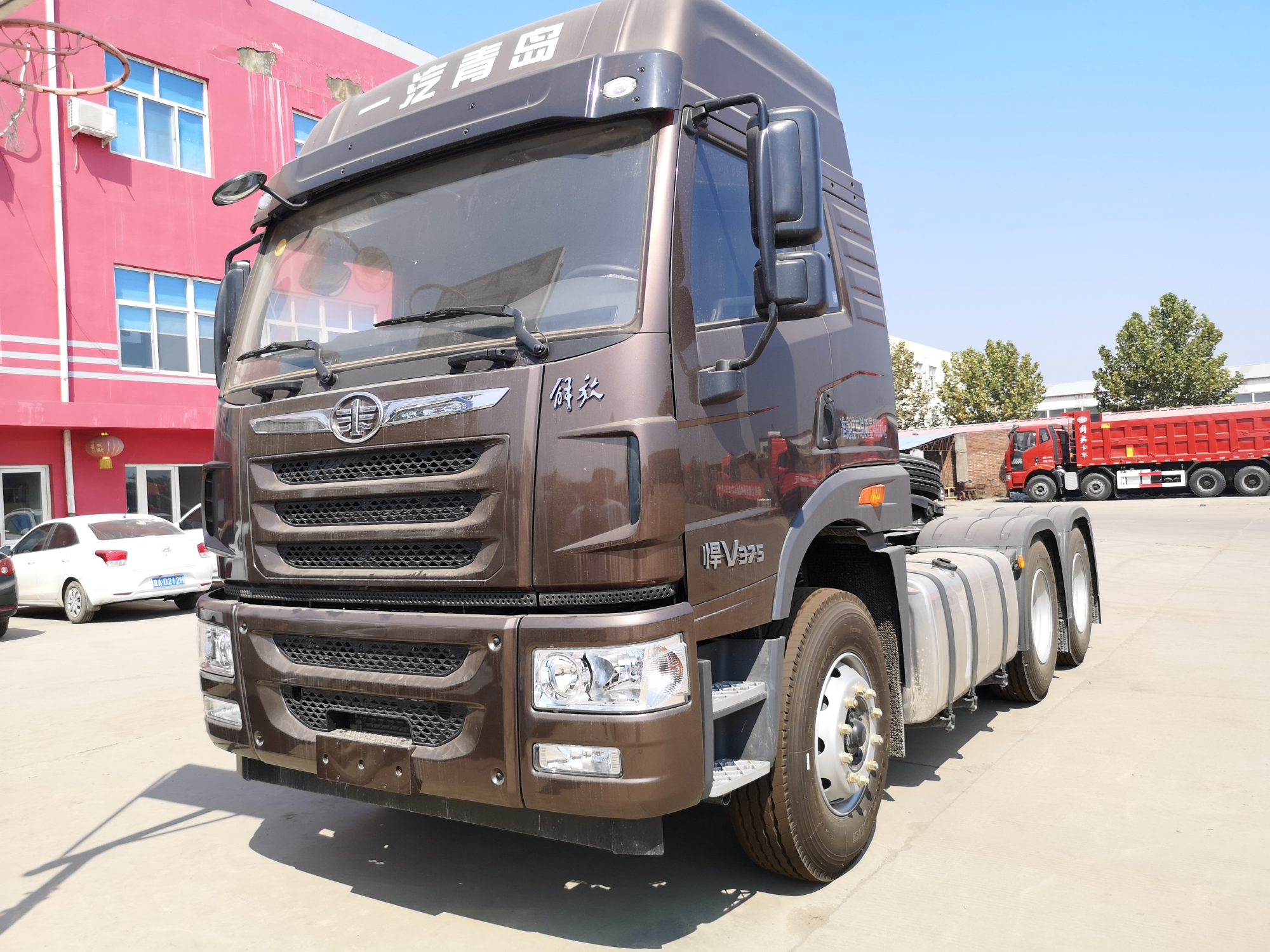 傻傻与天V分不清街头看解放悍V375重型牵引车