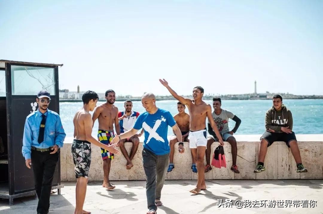 三个人一辆面包车环游世界,3个小伙开面包车