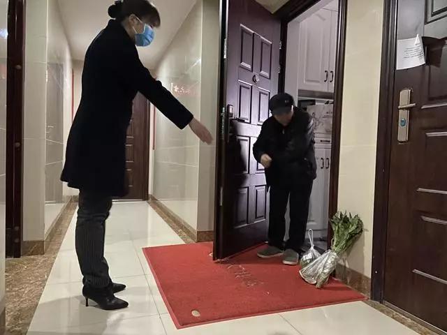 疫情下物业小哥从跑男变成了跑腿,物业管理人员坚守疫情防控第一线