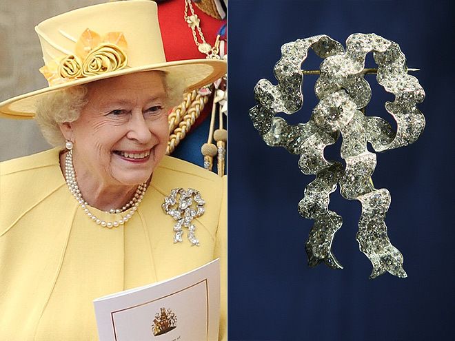 英国皇室珠宝35克拉蓝宝石胸针,蓝宝石胸针英国女王