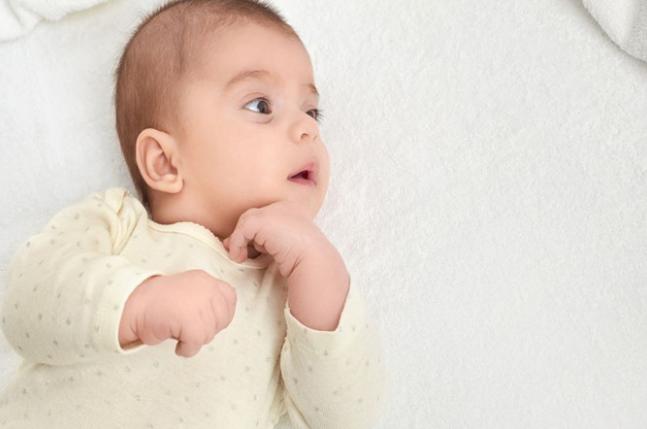 宝宝吃辅食老是吃手怎么办,孩子爱吃手咬指甲是缺什么