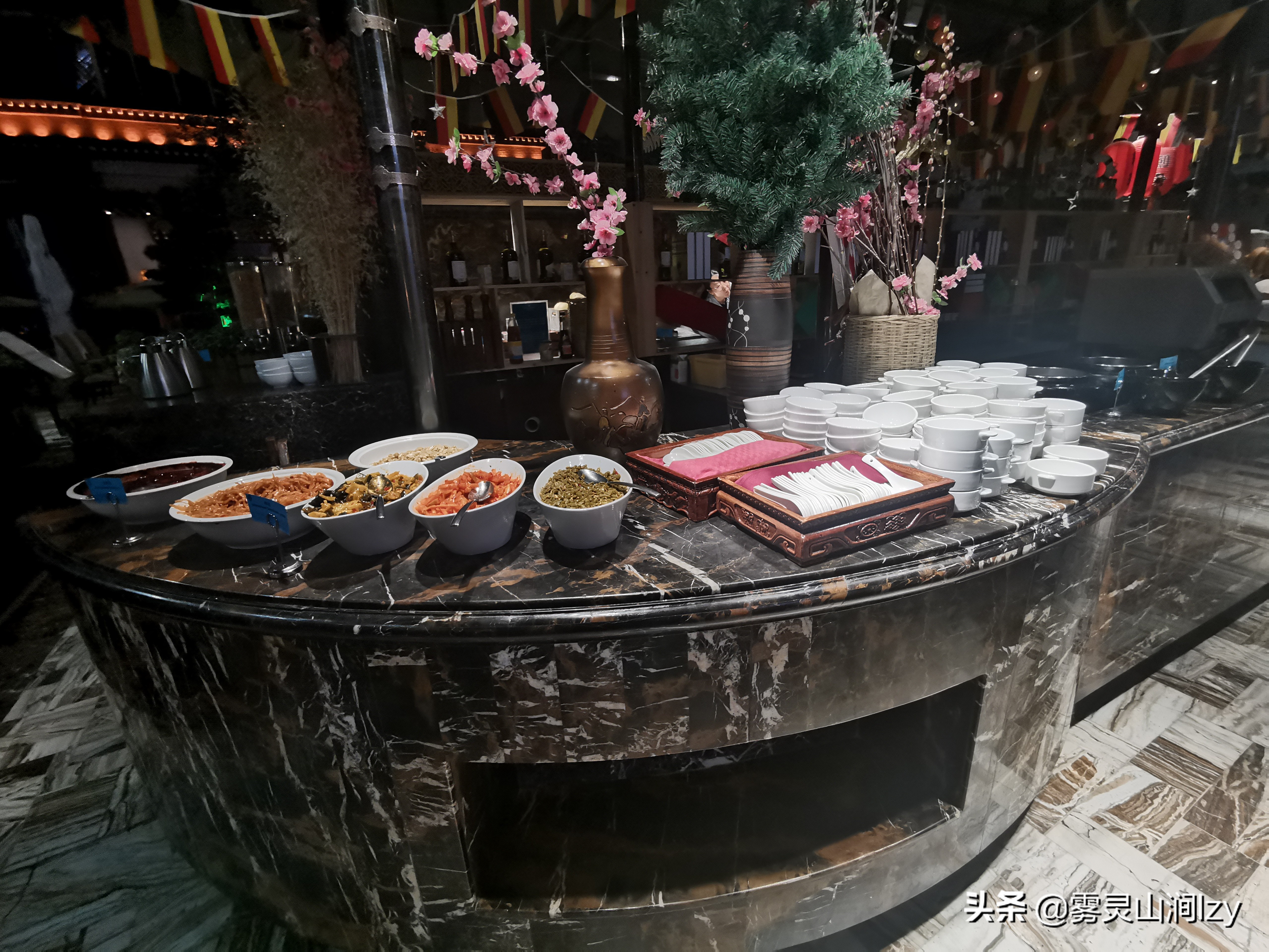 蓝天白云下的雪域高原布达拉宫,蓝天之下日光之城简介