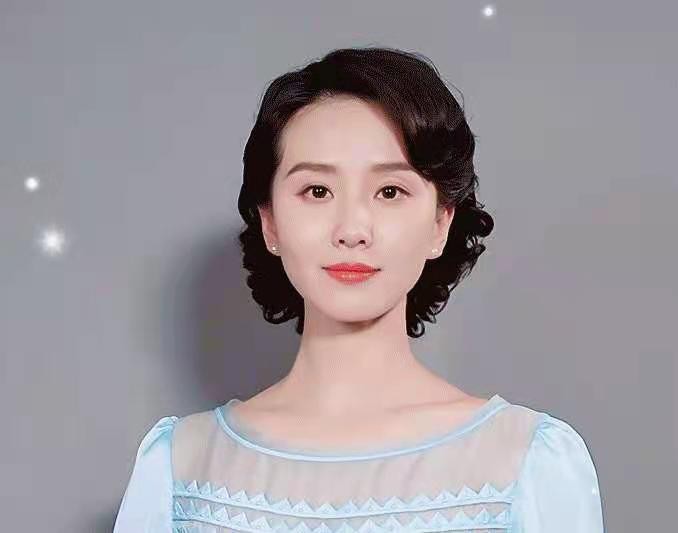 刘诗诗罕见民国装曝光！穿蓝色小洋裙烫卷发笑容温柔，气质太出众