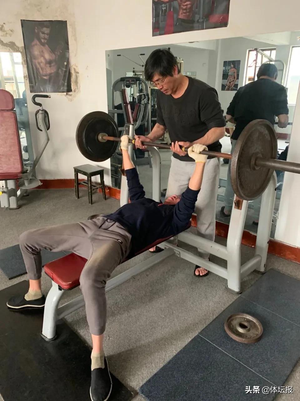 没有跑步机照样跑步锻炼身体,没有跑步机室内锻炼